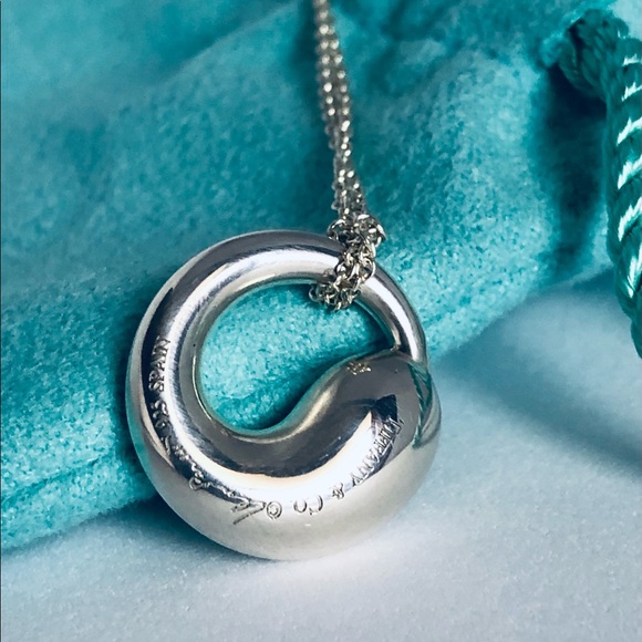 SOLD Tiffany & Co. Large Eternal Circle Necklace with POUCH - Picture 4 of 9